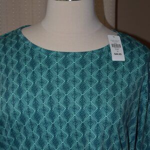 woman's 3/4 sleeve t-shirt